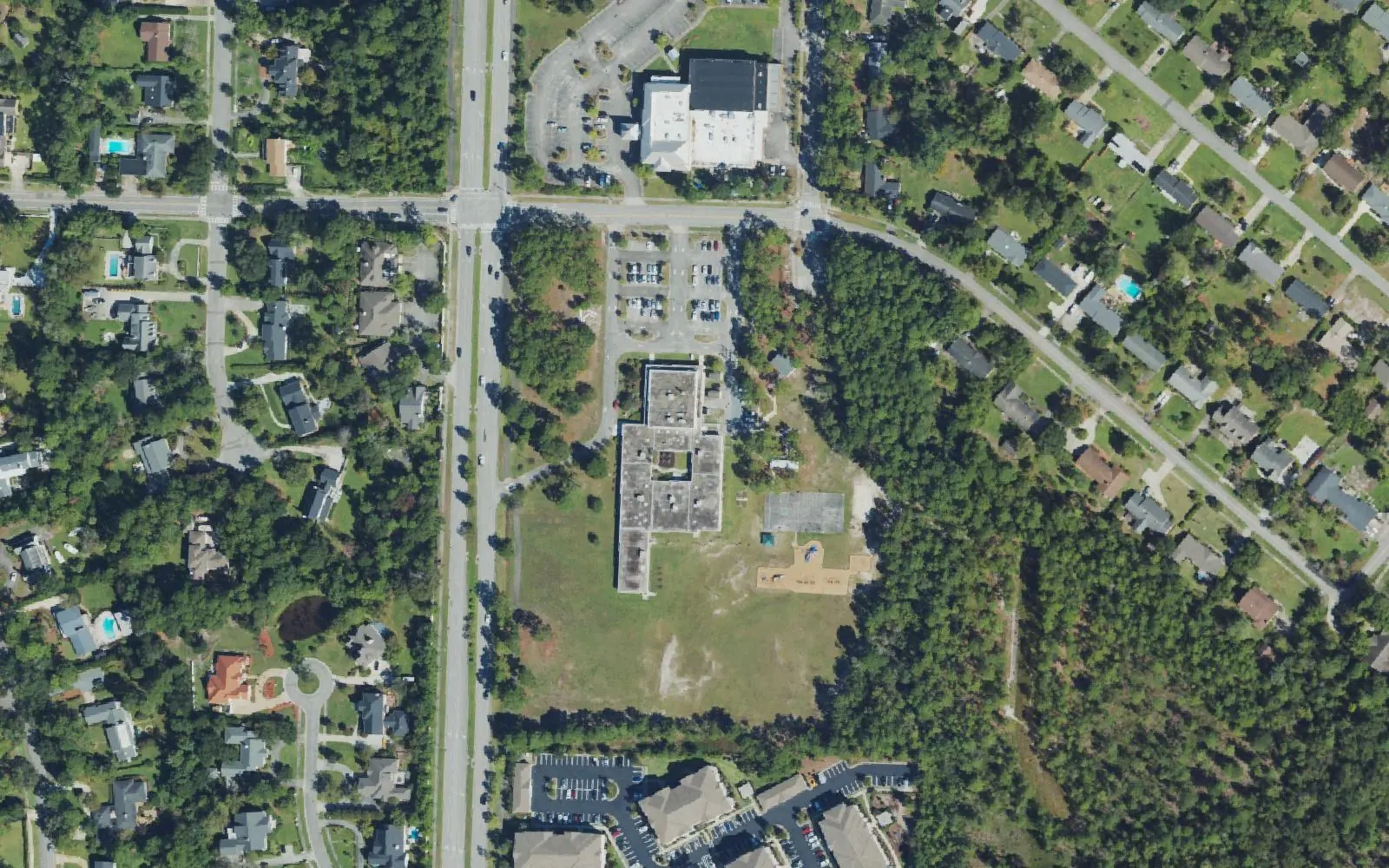 Edwin A. Alderman Elementary School and its playing field beside Independence Boulevard in Wilmington, seen from the air