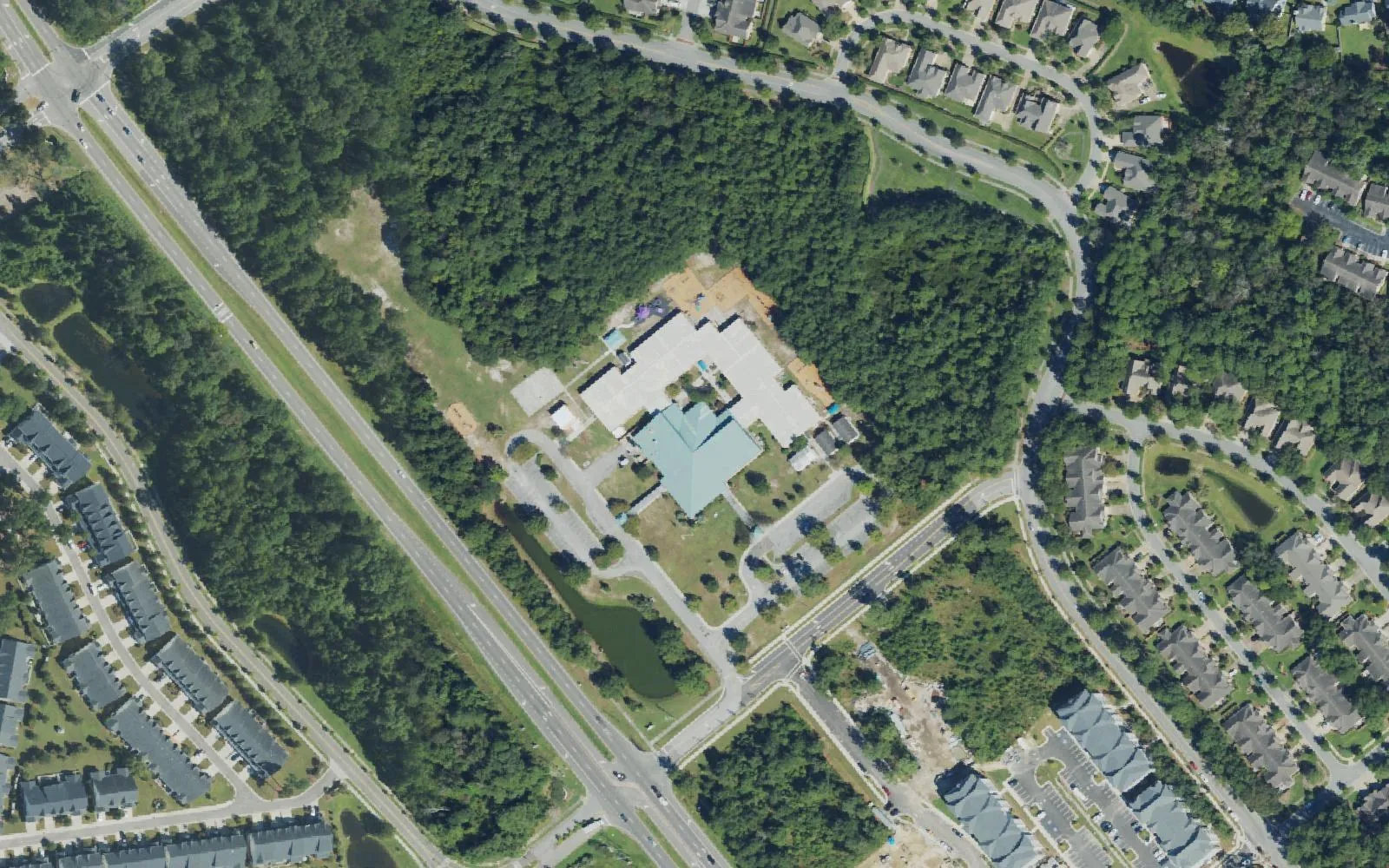 Dr. John Codington Elementary School beside Carolina Beach Road in Wilmington, seen from the air, with woods to the north