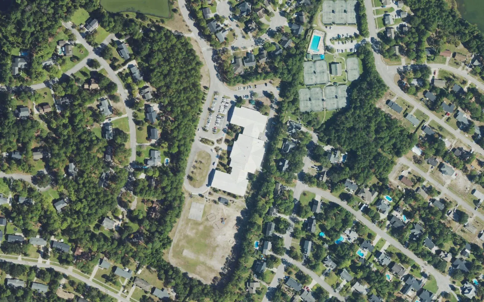 Holly Tree Elementary School and its playing field on Web Trace in Wilmington, seen from the air